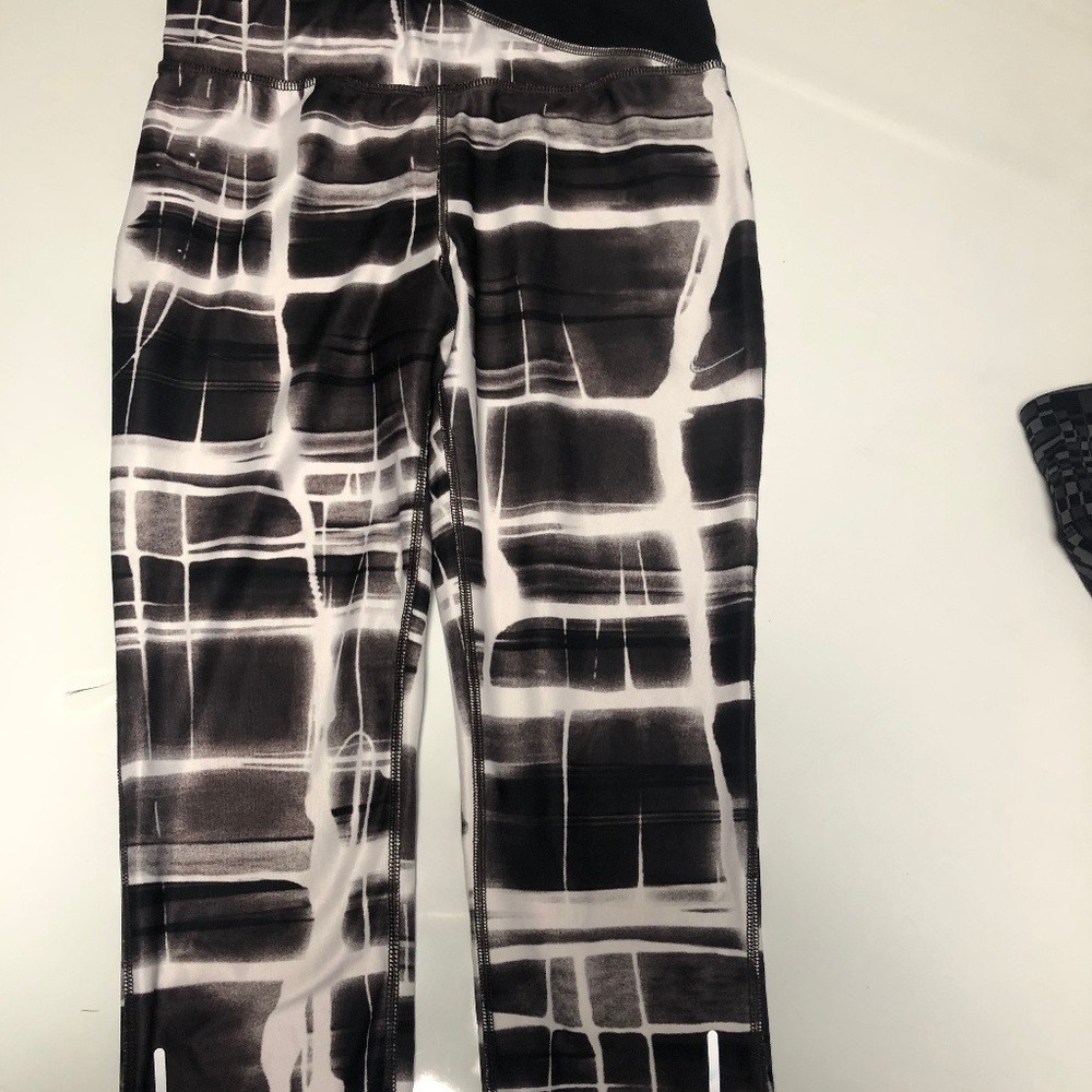 NWOT Nike Capri DriFit Leggings